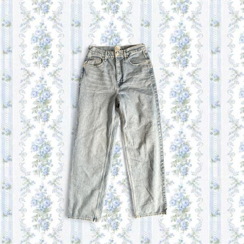 BDG Women's Size 30 High-waisted, straight-leg, baggy light-wash denim jeans
